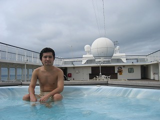 左右に流れ行く海の姿を見ながらジャグジーで暖まる。何とも言えない心地良さ