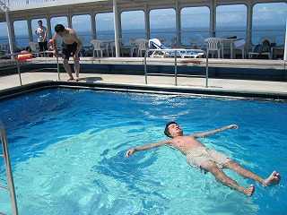 非常に冷たい海水プール。塩水なので勝手に浮いてしまいます・・・