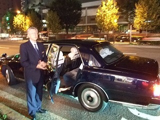 迎えてくれた運転手さん。センチュリーの似合う光景です