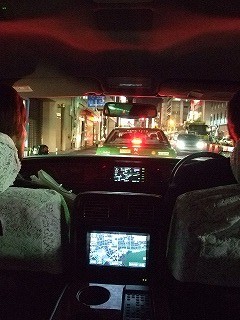 後部座席の中央から見える光景広いっ！