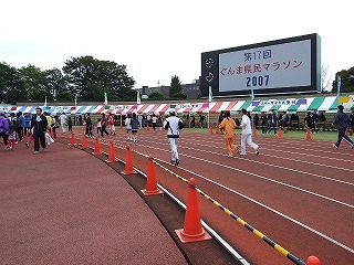 トラックでは、準備のジョギングをする人たちがたくさん