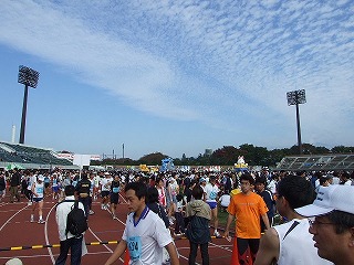続々と集まる完走者たちには、達成感の笑顔が・・・