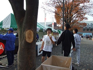 スタート前のスポーツドリンク。緊張がほぐれるひと時