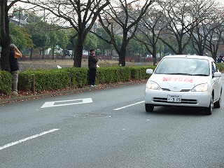 スタートを待ち構える先導車