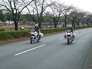 スタートを待ち構える白バイ