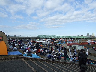 ランナーの帰りを待つばかり。強風止まぬスタート・ゴール地点