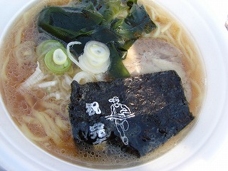 「完走ラーメン」の海苔には「祝・完走」の文字が