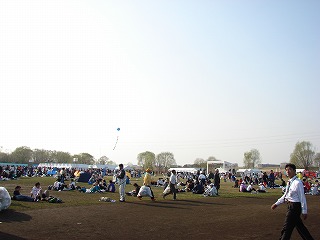 42.195キロを完走した人たちが座り込んで休んでいる光景