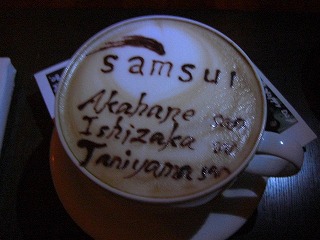 カプチーノには、会社のロゴとみんなの名前