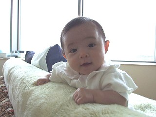 まだ補助がなければ立てません