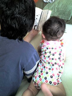 元気な娘と一緒に読書
