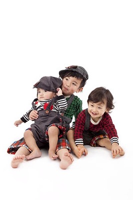 一番左が息子で「サロペット羽根つき帽子」