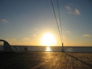 豪華客船ぱしふぃっくびいなす 後部デッキから見える日の出