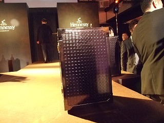 マチュザレムのためだけに作られた、贅沢な特製ケース。右の男性の背中でサイズの大きさがわかりますよね