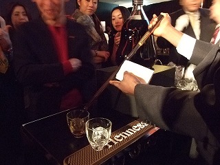 特別なツール（名称がわかりません・・・）で注ぎいれます