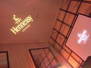パーティー会場の天井にはヘネシーのロゴが