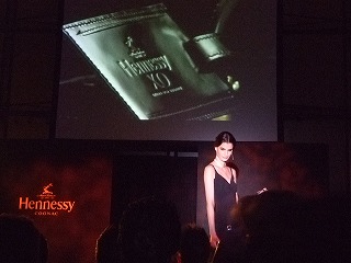 ヘネシーをもって登場したモデルさん