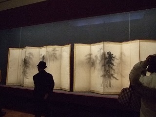 国宝室に鎮座する「松林図屏風」
