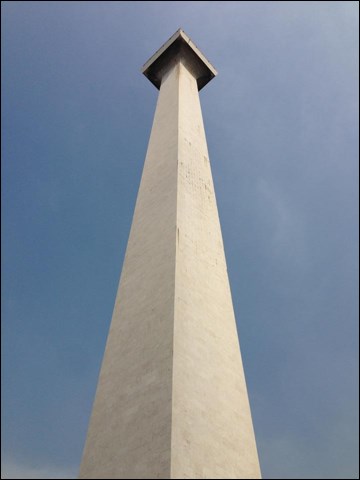インドネシア モナス 高さ132メートルを誇る独立記念塔