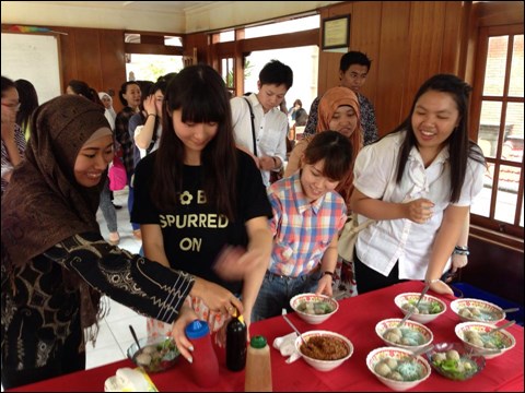 インドネシアの屋台料理 肉団子スープ バッソ Bakso