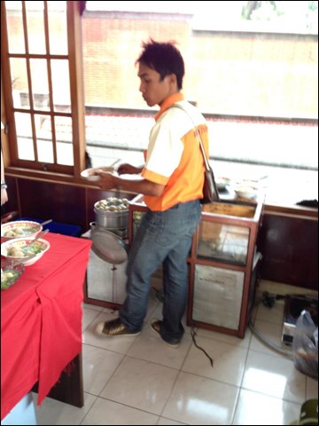 インドネシアの屋台料理 肉団子スープ バッソ Bakso