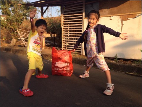 インドネシア 子供たちと、ゴミ拾い 早朝ウォーキング