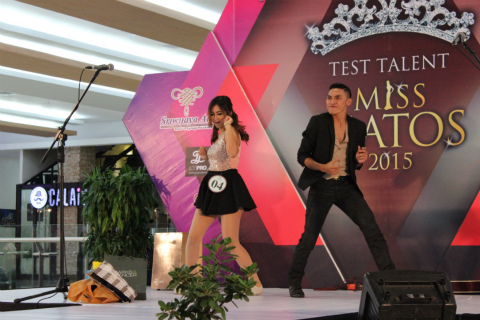 男性登場に司会者もびっくり。彼氏とショッピングがテーマのダンス