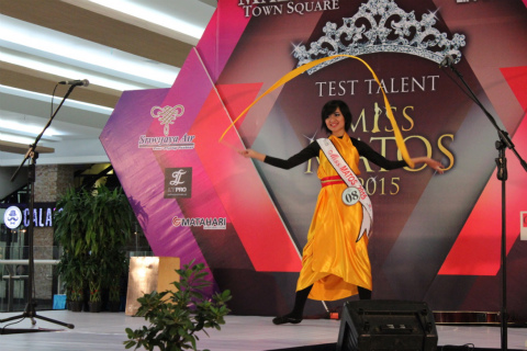 ぴょんぴょん元気に飛び跳ね、新体操のような？ダンス