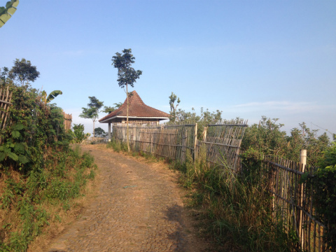 東ジャワでトレイルラン：地元の農民の休憩小屋