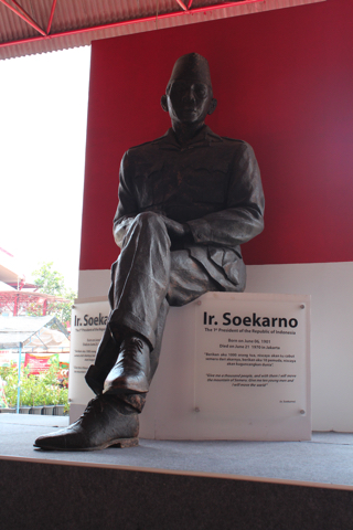 入口には初代大統領スカルノの銅像が