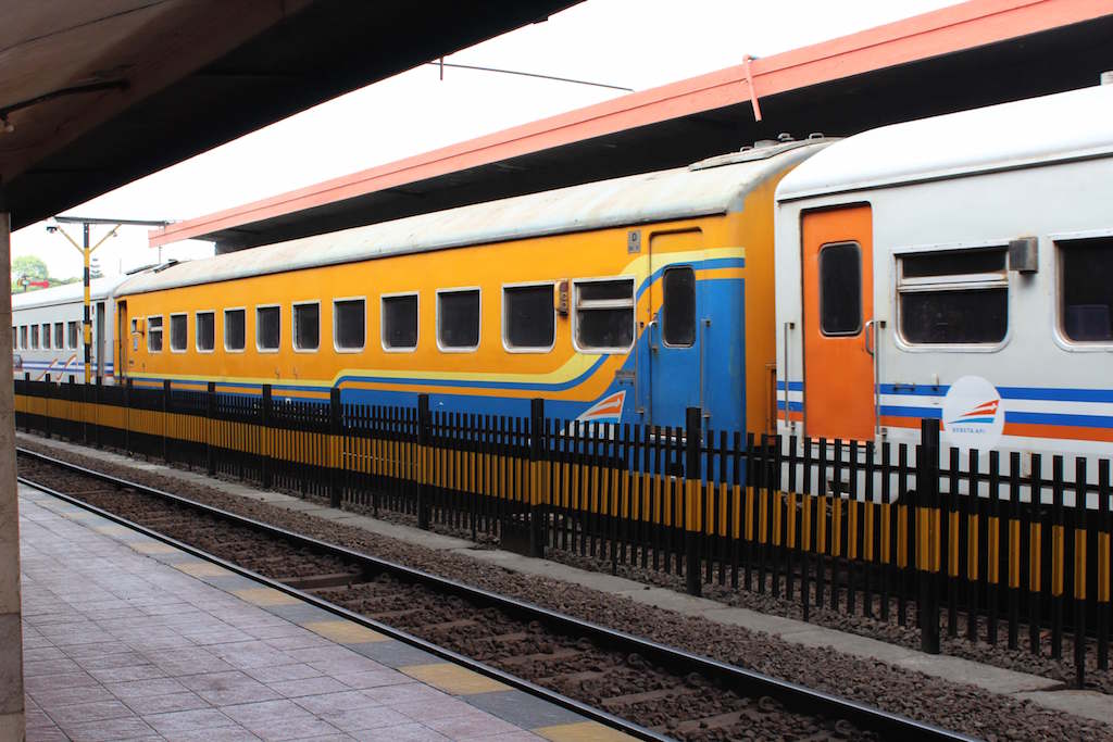 鉄道でインドネシアのMalang駅からGambir駅まで