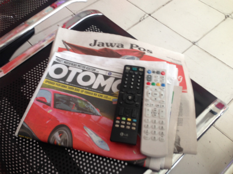 イスに置いてくれた新聞、雑誌、テレビ・・・いっぱい。全部は見切れません！