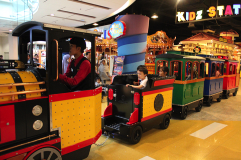 スラバヤ・グランドシティモール（Grand City Mall）を走る電車