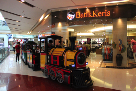 スラバヤ・グランドシティモール（Grand City Mall）を走る電車