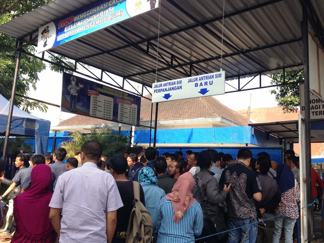 インドネシアの運転免許試験場 番号札を求めて整列するインドネシア人
