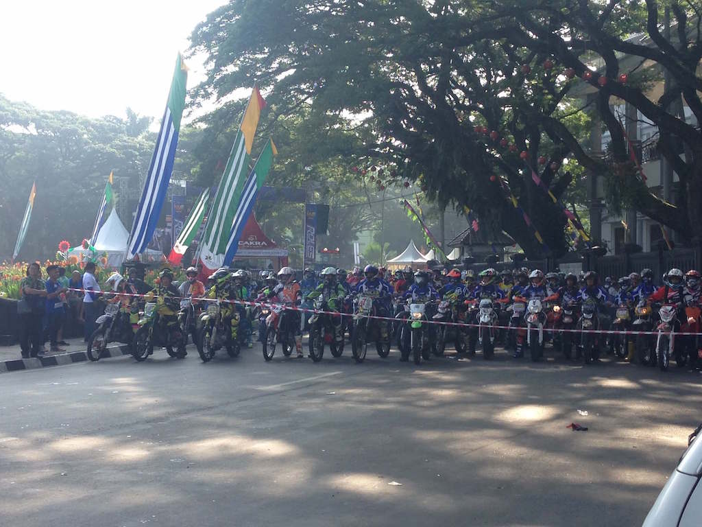 東ジャワのモトクロス大会に趣味のバイクが大量集結！