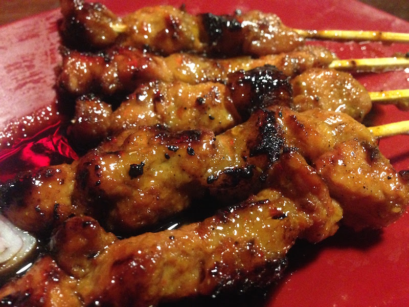インドネシアのレストランで味わった「サテ・バビ」（豚肉の串焼き）