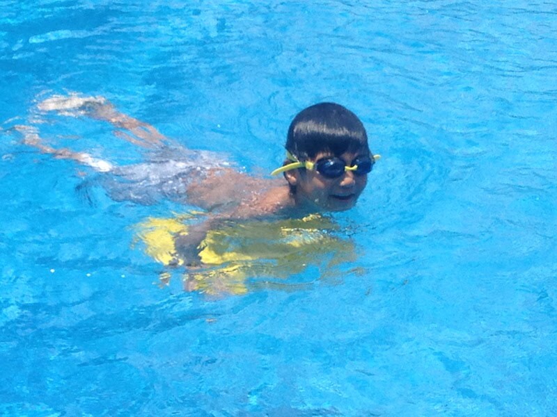インドネシア生活の楽しみの一つは、いつでも子供たちとプールで泳げること