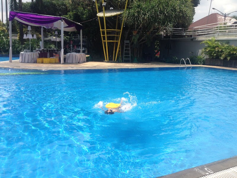 インドネシア生活の楽しみの一つは、いつでも子供たちとプールで泳げること