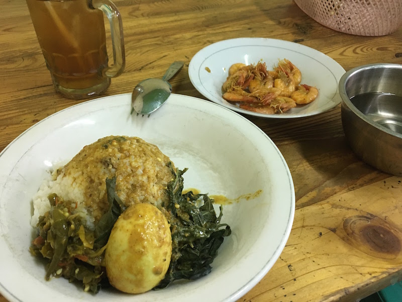 ジャカルタ空港近くのローカル食堂「Putra Jaya」でパダン料理を堪能！