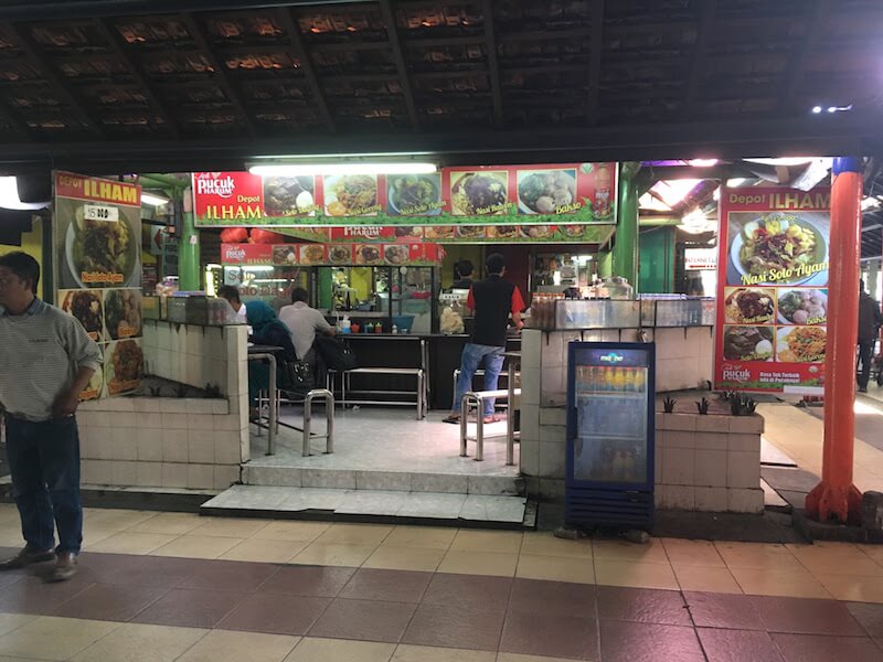 スラバヤのバスターミナル食堂街で、東ジャワ名物「ナシ・ラウォン」を味わう