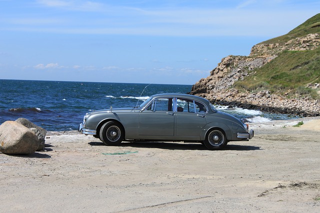 ジャガー クラシックカー 海