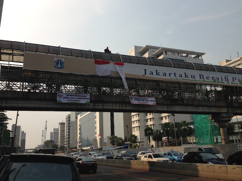 ジャカルタ 大統領選挙 歩道橋の上にいる人は危険？