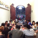 インドネシアグルメの楽しみ方｜床にすわってみんなでワイワイ食べる！