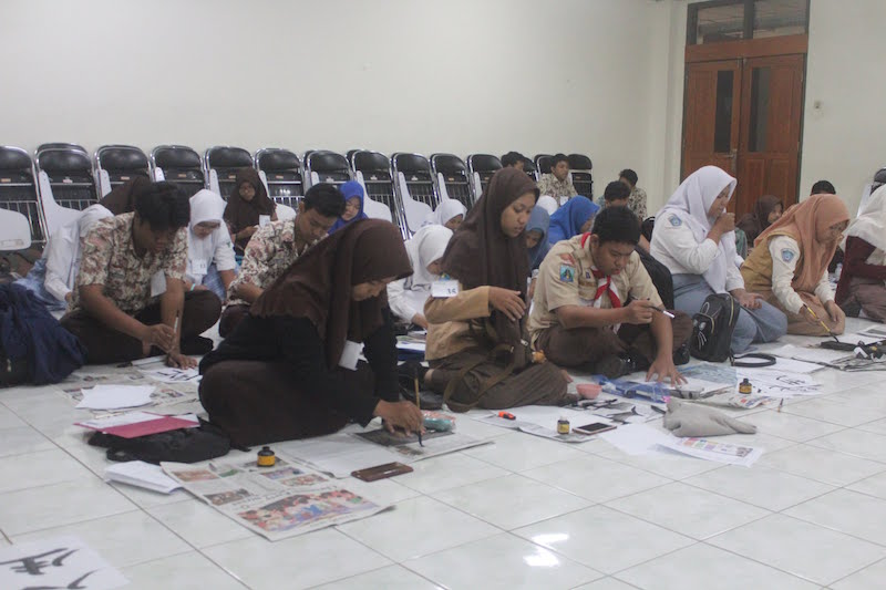 書道を学ぶ外国人 インドネシア